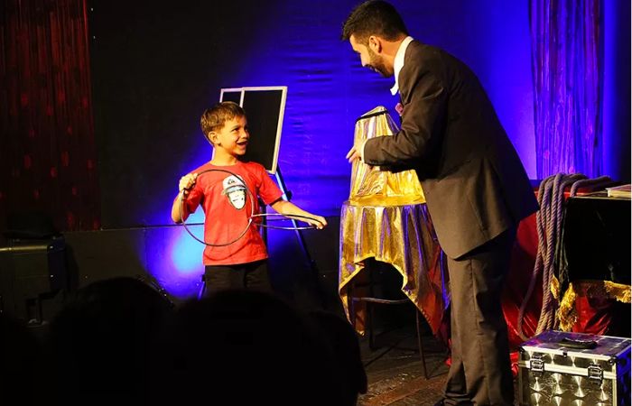 niño y mago en el escenario en Supermagia supermagia