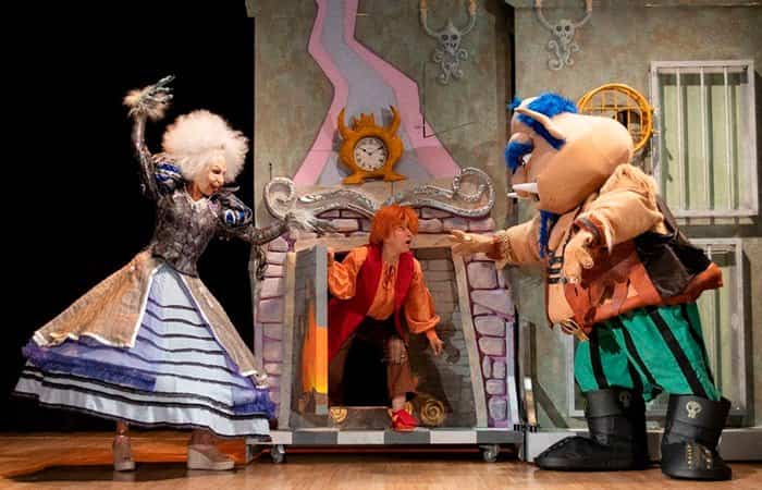 Escena de la obra teatral Jack y las habichuelas mágicas Jack y las habichuelas mágicas