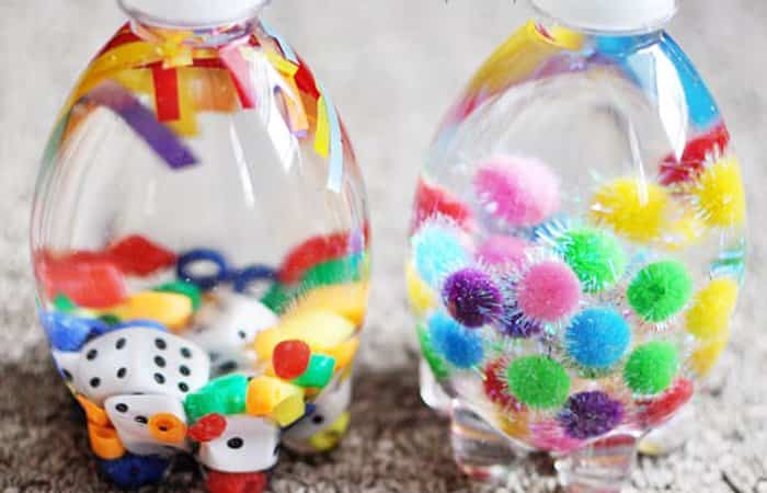 Botellas sensoriales caseras con abalorios de colores Botellas sensoriales para bebés hechas en casa