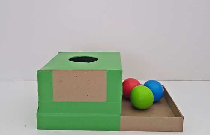 juguetes montessori: hecho con caja de zapatos y bolas de colores juguetes montessori: caja de permanencia