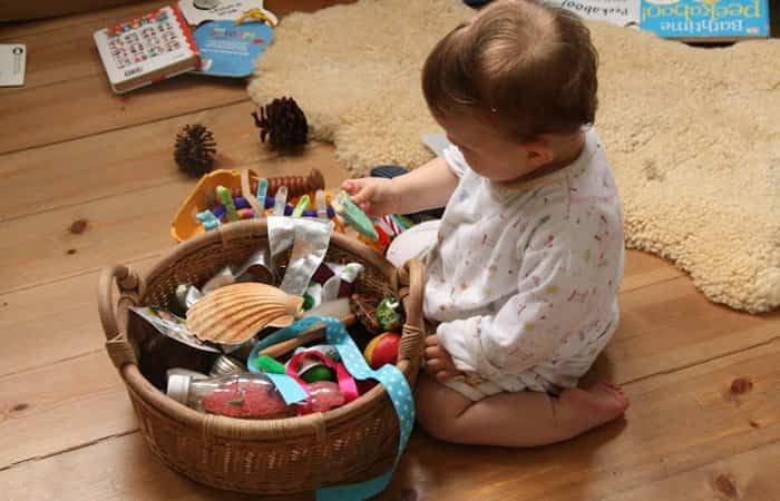Juegos fáciles para bebés cesto sensorial Juegos fáciles para bebés cesto sensorial