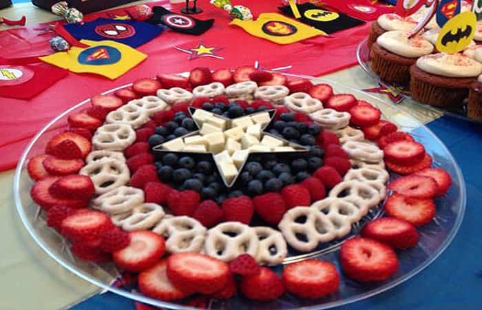 tentempiés saludable de Los Vengadores con fruta tentempiés saludable de Los Vengadores con fruta