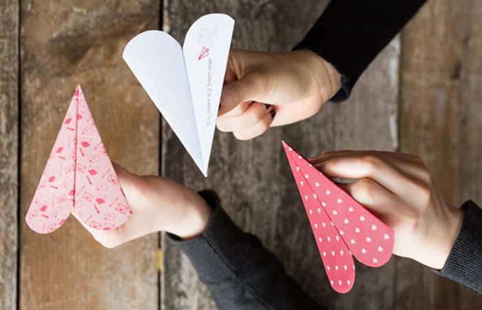 aviones de papel con forma de corazón aviones de papel con forma de corazón