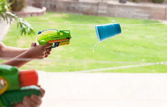 juegos con pistolas de agua: carrera de vasos por una cuerda carreras de juegos con pistolas de agua