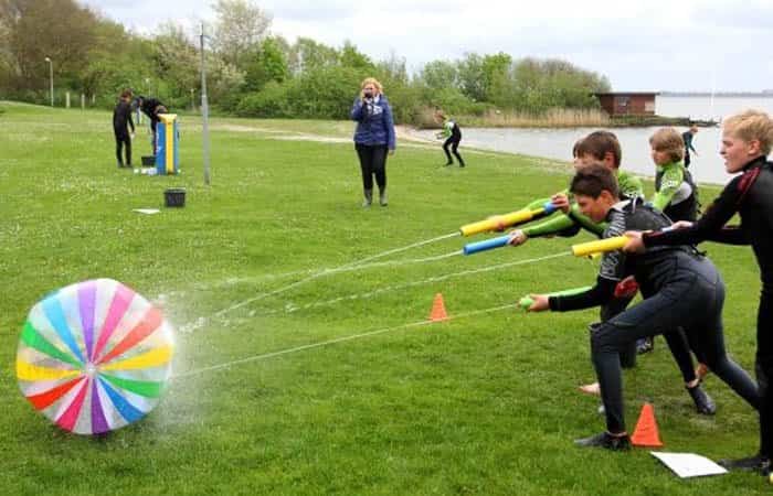 juegos con pistolas de agua todos a empujar el balón juegos con pistolas de agua actividades cooperativas