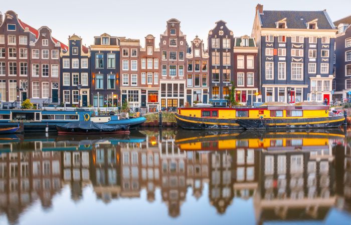 Amsterdam y sus casitas sobre el canal Amsterdam, uno de los destinos sorpresa