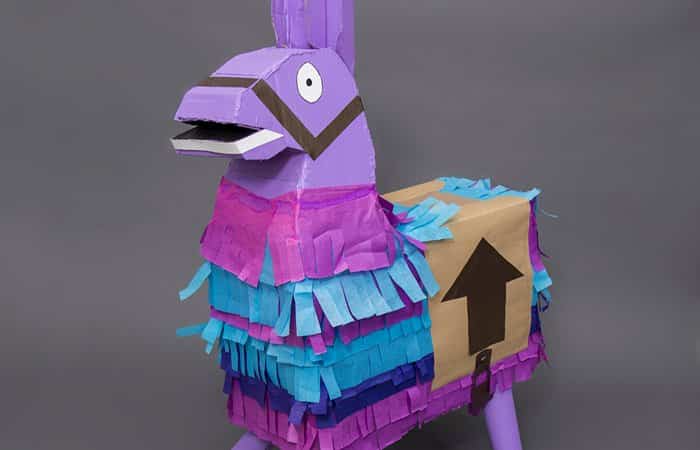 fiesta de Fortnite piñata en forma de llama fiesta de Fortnite piñata en forma de llama