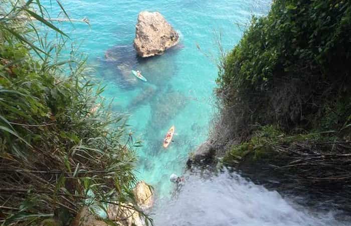 kayak por los acantilados de Maro (Málaga) kayak en la costa española: Acantilados de Maro (Málaga