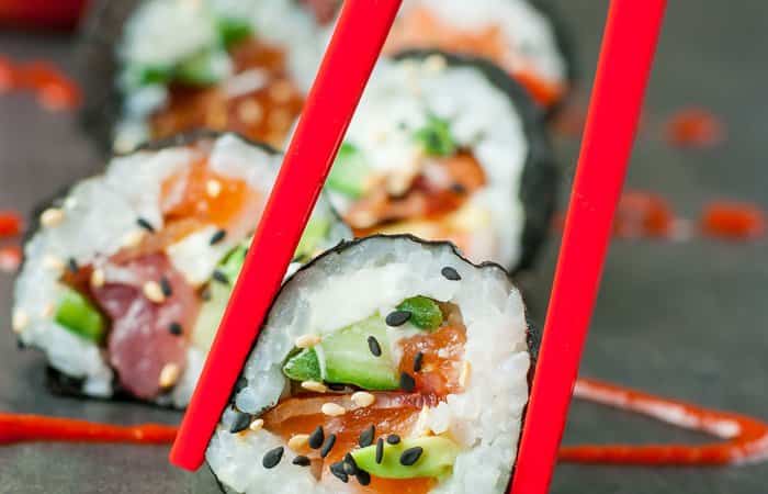 sushi casero con aguacate sushi casero con aguacate