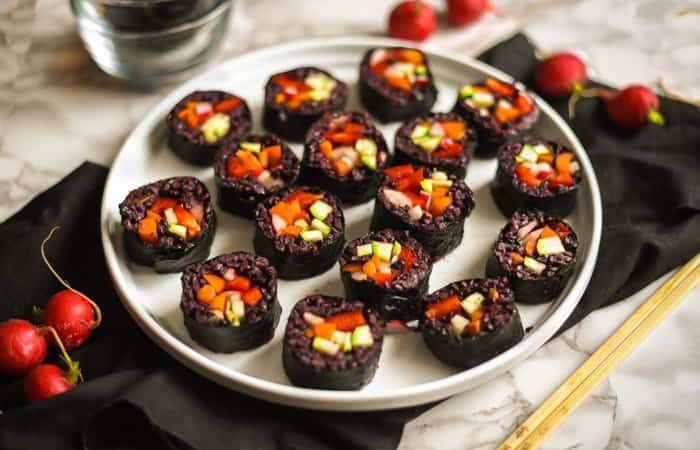 sushi casero con arroz negro sushi casero con arroz negro