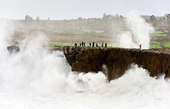 Los bufones de Pría son un espectáculo de la naturaleza que merece la pena conocer Las olas goleando la costa en Bufones de Pría