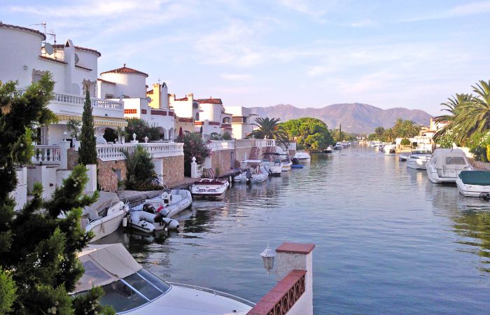 El pueblo de Ampuriabrava en Girona