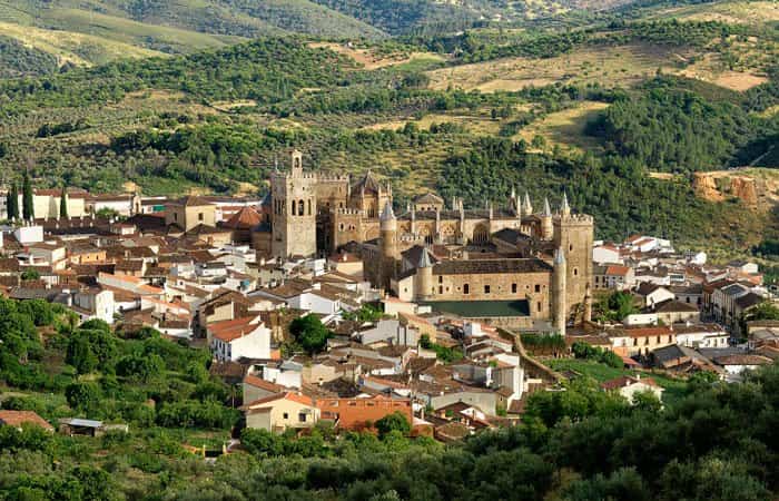 Guadalupe es uno de los pueblos más bonitos de Cáceres. Prueba de ello es su impresionante Monasterio Lugares imprescindibles de las provincias del interior de España: Guadalupe, Cáceres