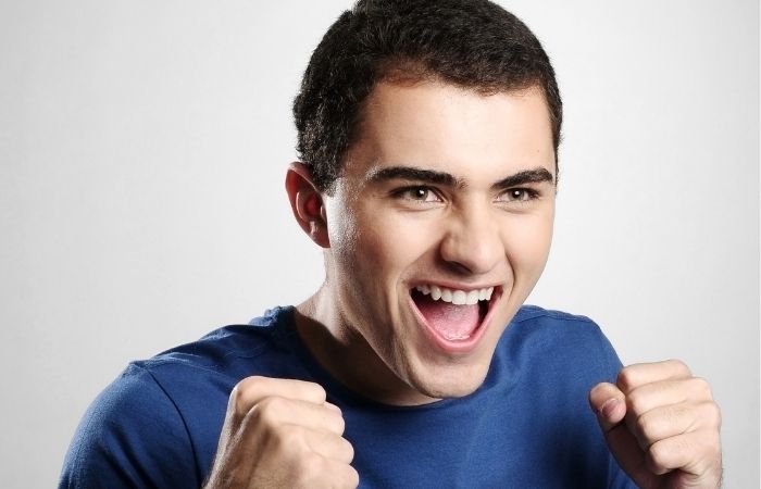 Los episodios depresivos se alternan con otros maníacos trastorno bipolar: chico adolescente en fase de euforia