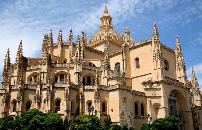 Segovia es una ciudad con muchos sitios turísticos de interés Primeras ciudades de España de cada provincia: Segovia