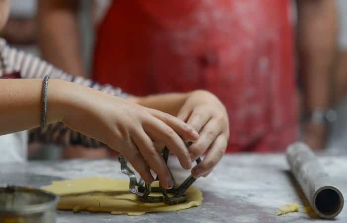Criar a un niño foodie_Cocinar juntos Cocinar juntos para que crezca como un foodie