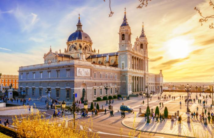 Catedral de la Almudena al atardecer Partidos del Real Madrid: visitar catedral de la almudena, madrid