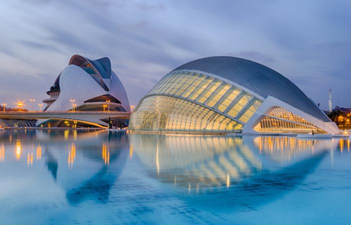 Ciudad de las Artes y las Ciencias al anochecer La Ciudad de las Artes y las Ciencias