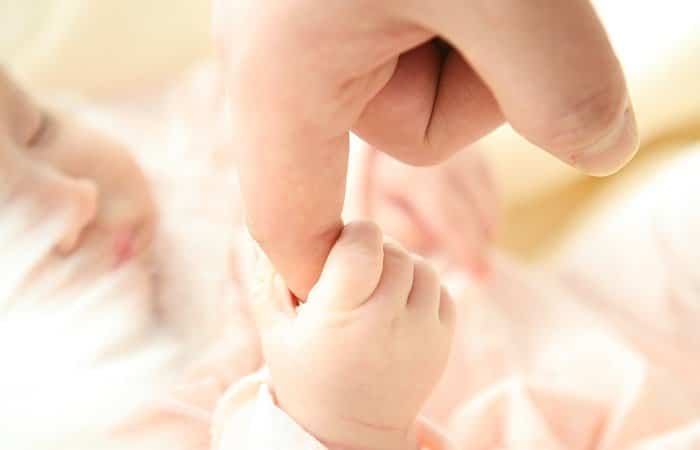 Conexión emocional tras el nacimiento_Sentirse queridos Conexión emocional tras el nacimiento y sus beneficios