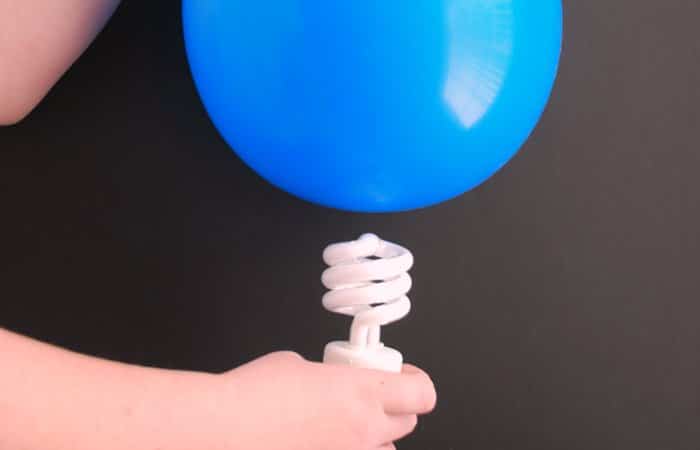 Experimentos con electricidad estática con una bombilla Experimentos con electricidad estática con una bombilla