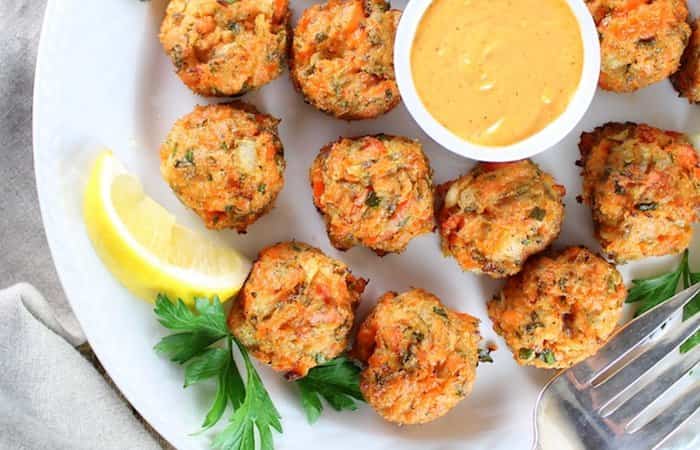 bolitas de salmón al horno con salsa mayonesa para acompañar Bocaditos de salmón