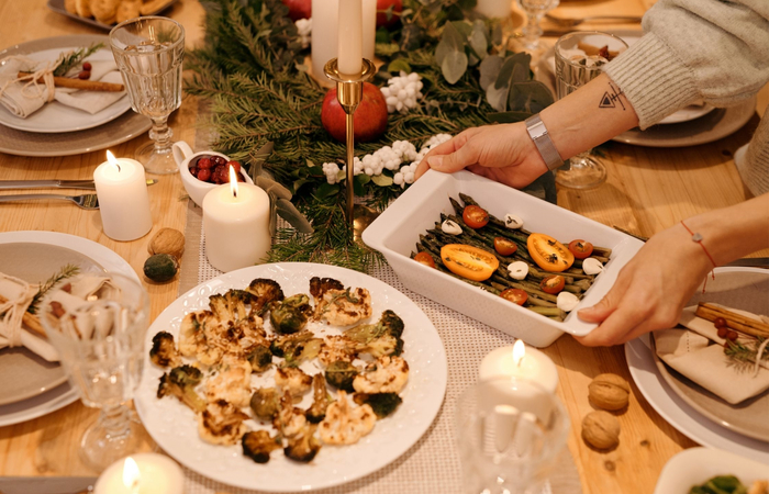 sirviendo la cena de navidad adelantar las compras de navidad