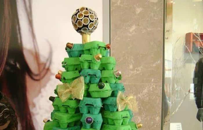 adornos de Navidad con material reciclado como hueveras adornos de Navidad con material reciclado como hueveras