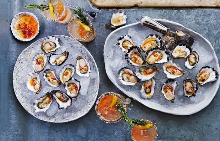 canapés de Navidad con ostras y cava canapés de Navidad con ostras y cava