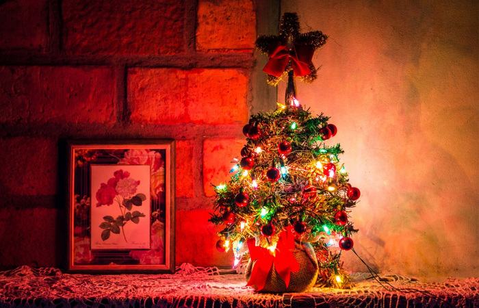pequeño árbol de navidad iluminado luces de navidad