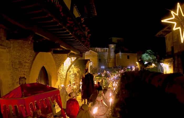 El célebre Auto Sacramental en Santillana del Mar Auto Sacramental en Santillana del Mar y desFile