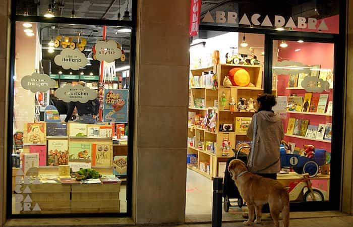 Abracadabra Llibres, un escaparate muy tentador librerías infantiles de barcelona: Abracadabra Llibres