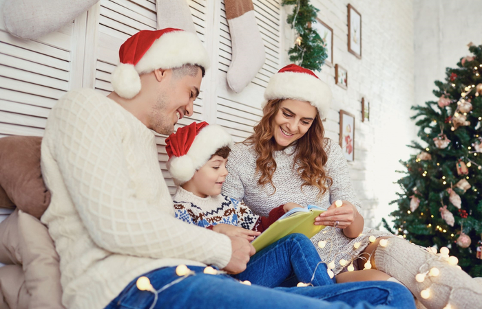 familia leyendo cuentos en navidad lectura de libros sobre los Reyes Magos