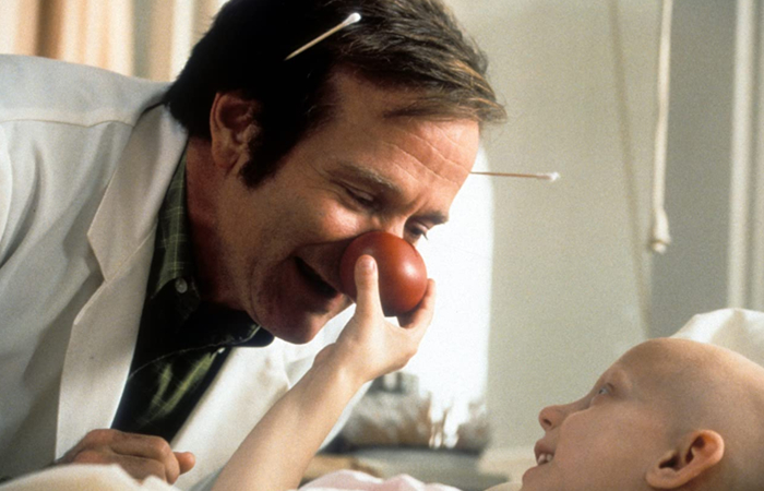 fotograma película patch adams películas sobre el cáncer: Robin Williams de payaso en Patch aAdams con un niño