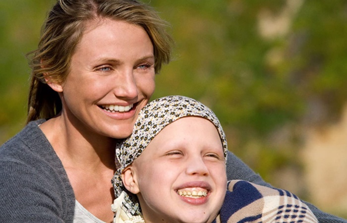 Fotograma de La decisión de Anne películas sobre el cáncer: Cameron Días y su hija enferma en el filme