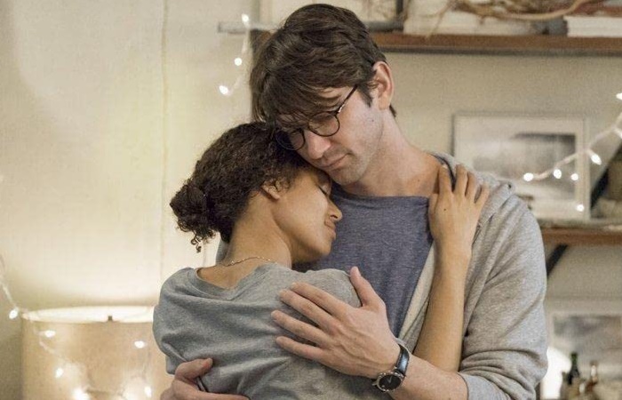 Fotograma de Y nadie más que tú películas sobre el cáncer: Abbie y Sam, abrazados en Nadie más que tú