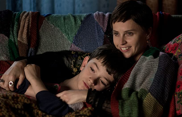 fotograma película un monstruo viene a verme un monstruo viene a verme: Felicity Jones, con su hijo en la ficción