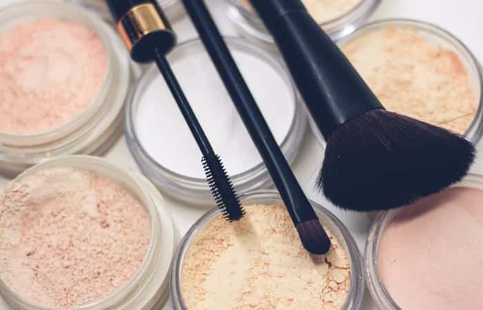 Alimentos-menos-aconsejables-para-el-acne-Maquillaje Productos cosméticos que empeoran el acné
