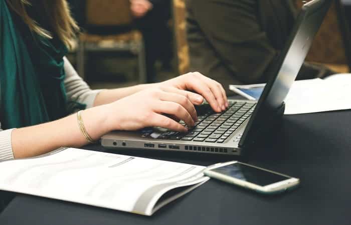 Inconvenientes-del-aula-digitalizada-estudiantes Usar mal los dispositivos, uno de los inconvenientes del aula digitalizada