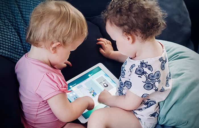 Padres distraidos Niños distraídos con una tablet