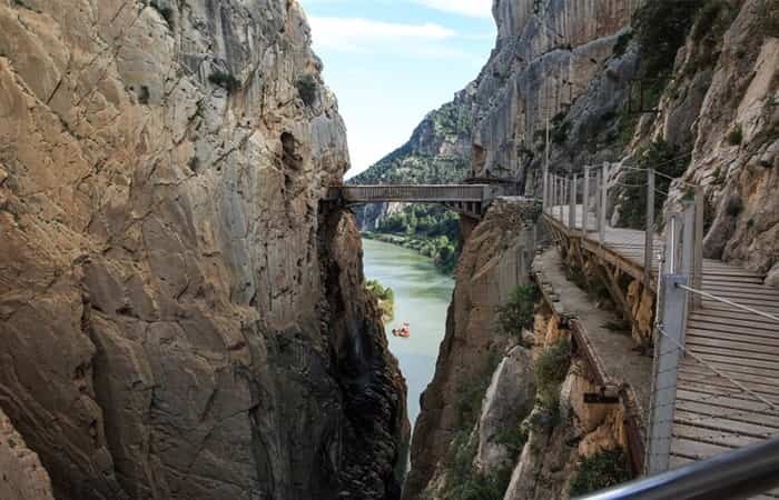 Puentes increíbles en rutas de senderismo por desfiladeros y cañones Puentes increíbles en rutas de senderismo por desfiladeros y cañones