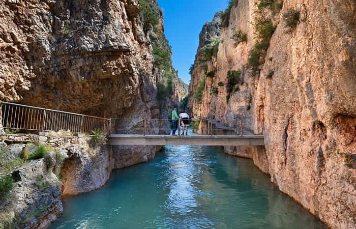 Puentes increíbles en rutas de senderismo por desfiladeros y cañones Puentes increíbles en rutas de senderismo por desfiladeros y cañones
