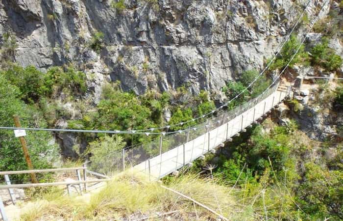 Puentes increíbles en rutas de senderismo por desfiladeros y cañones Puentes increíbles en rutas de senderismo por desfiladeros y cañones