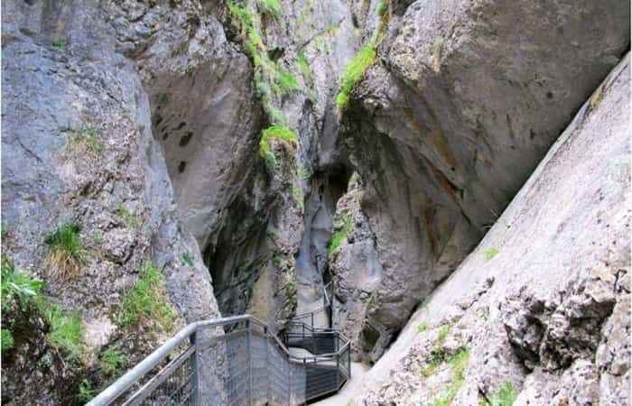 Puentes increíbles en rutas de senderismo por desfiladeros y cañones Puentes increíbles en rutas de senderismo por desfiladeros y cañones