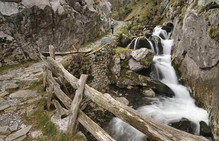 Puentes increíbles en rutas de senderismo por desfiladeros y cañones Puentes increíbles en rutas de senderismo por desfiladeros y cañones