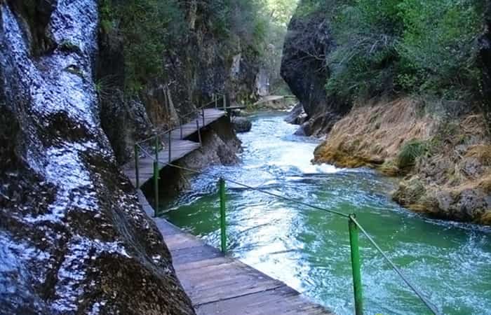 Puentes increíbles en rutas de senderismo por desfiladeros y cañones Puentes increíbles en rutas de senderismo por desfiladeros y cañones