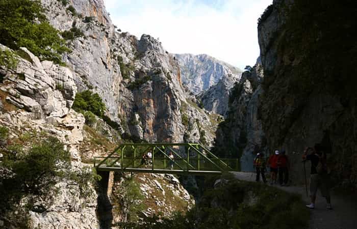 Puentes increíbles en rutas de senderismo por desfiladeros y cañones Puentes increíbles en rutas de senderismo por desfiladeros y cañones