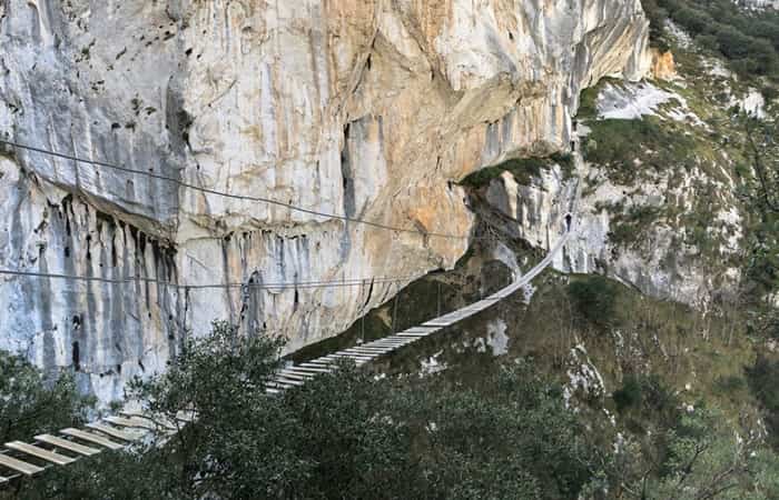 Puentes increíbles en rutas de senderismo por desfiladeros y cañones Puentes increíbles en rutas de senderismo por desfiladeros y cañones