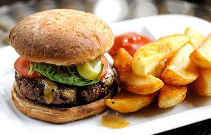 hamburguesas-con-patatas-rusticas Recetas para el confinamiento: Hamburguesas con patatas rústicas
