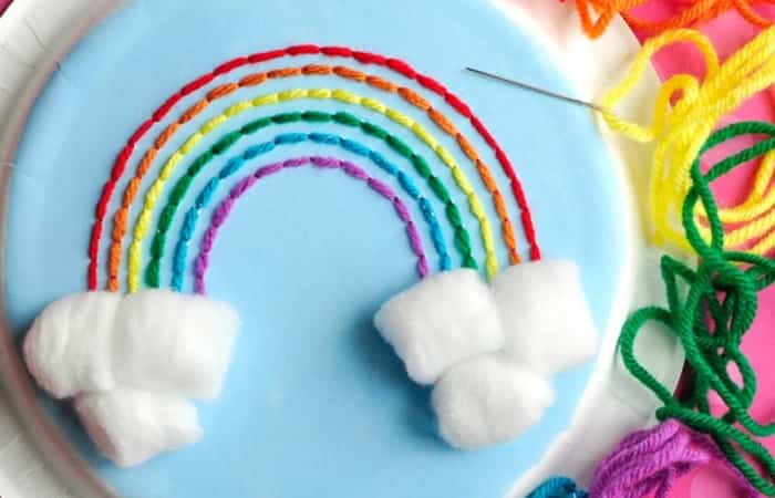 manualidades arcoíris para niños con puntadas