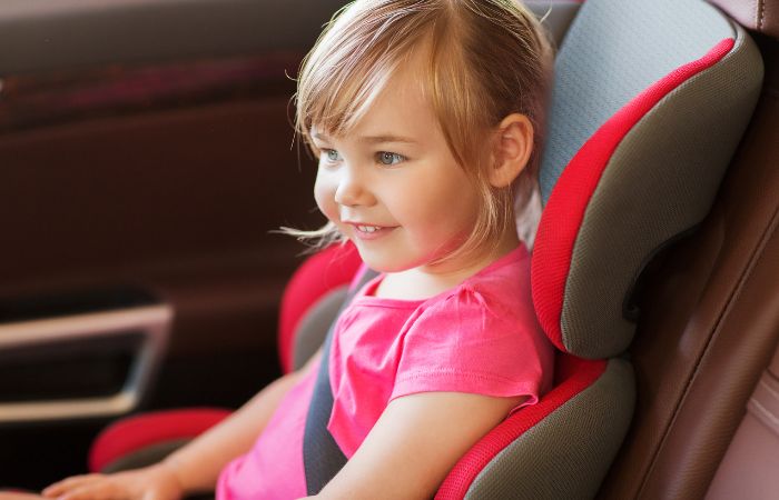 Niños que se marean en el coche, qué hacer y cómo evitarlo Niños que se marean en el coche: mirar hacia delante
